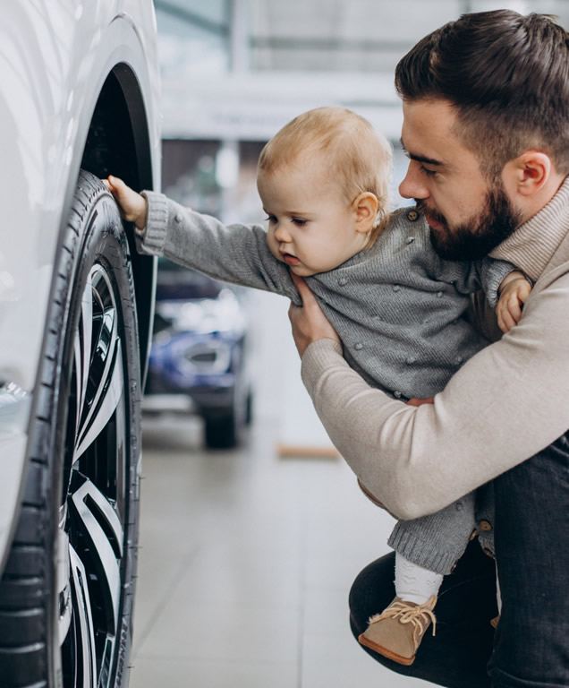 Pai com filho em carro seguro