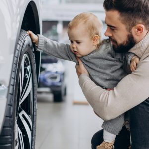 Pai com filho em carro seguro